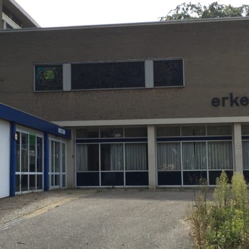 Alternatieve text: Aankomst bij pand De Erkenkamp. De ramen van de kapel boven de entree.