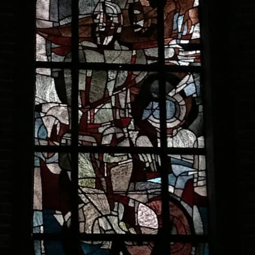 Sint Petrus Uden- Theo Mols Apocalyps Raam 12 De mensenzoon op de wolk ( Apocalyps 14, 6 ,7 en 14)